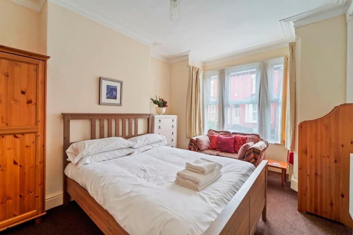 4 Bed Homely Retreat - Wolverhampton Exterior photo