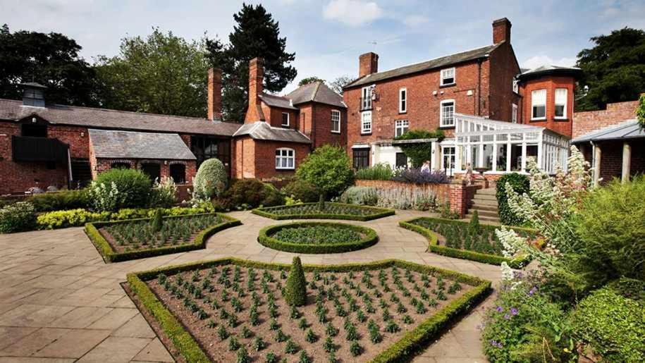 4 Bed Homely Retreat - Wolverhampton Exterior photo
